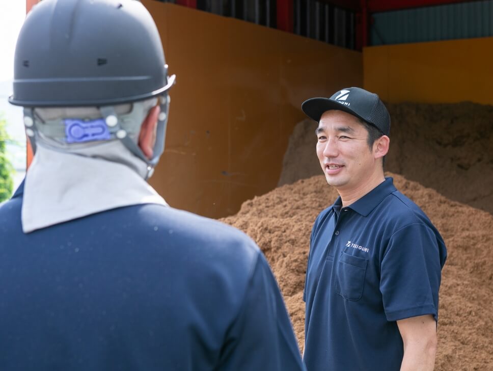 指導する社員の写真
