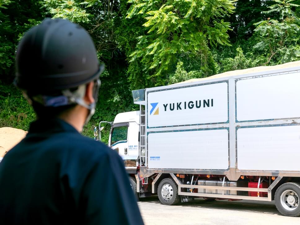 車両を見つめるスタッフの写真